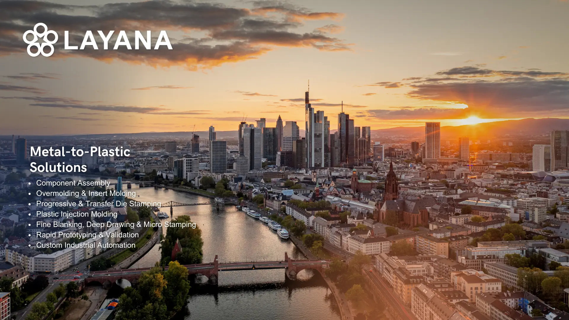 Frankfurter Skyline mit Layana-Metall-zu-Kunststoff-Fertigungslösungen für die Automechanika Frankfurt 2026