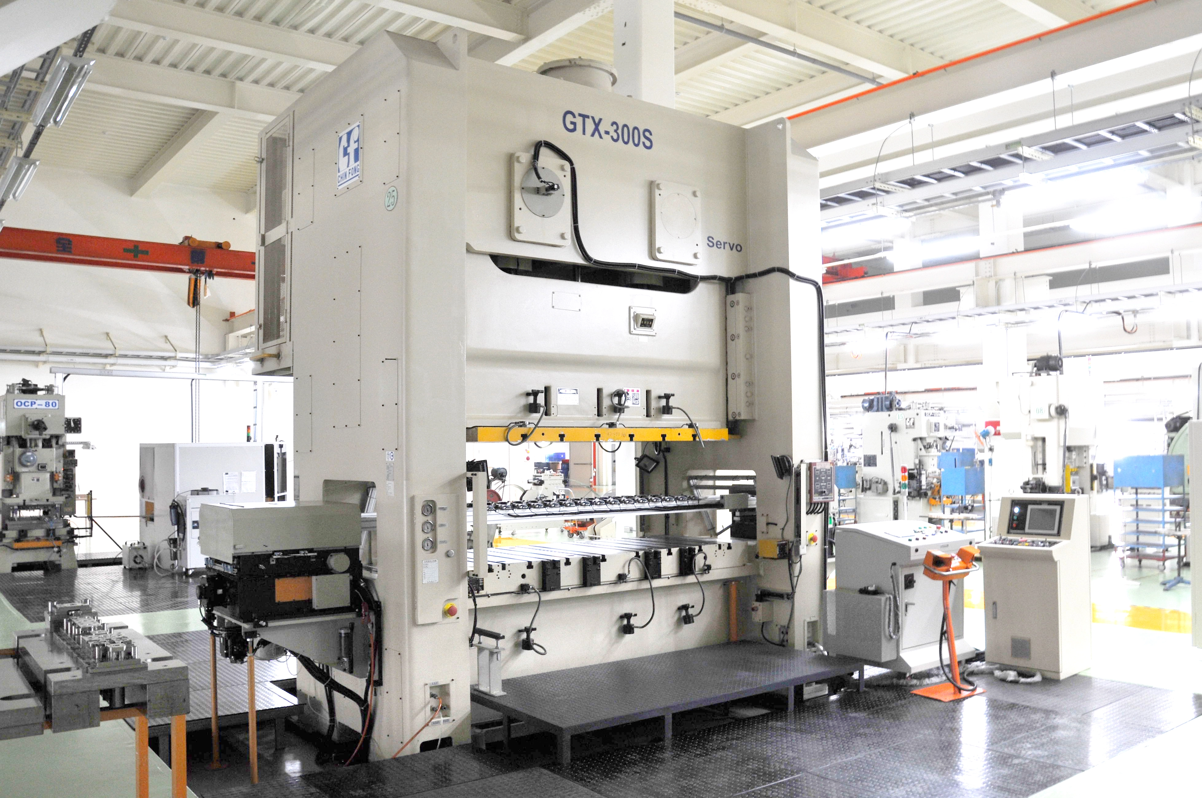 Máquina de estampado Layana utilizada para trabajos de estampado metálico de precisión.