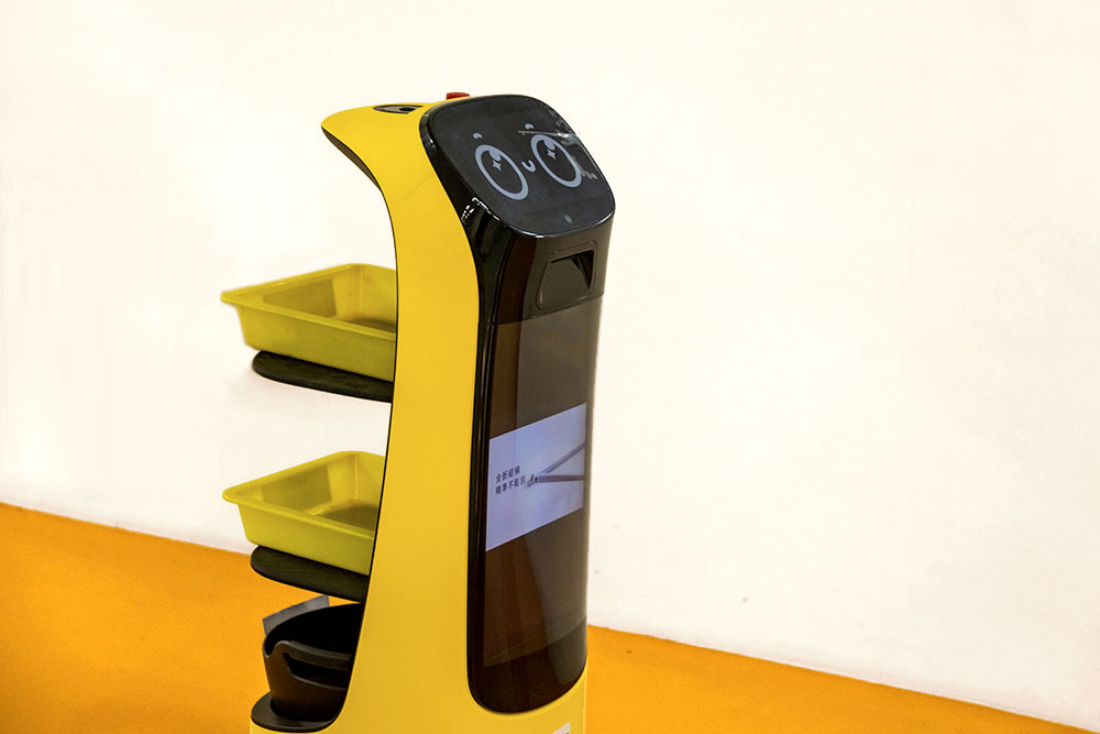 Autonomer mobiler Lovebot-Roboter, ausgestattet mit abnehmbaren Tabletts