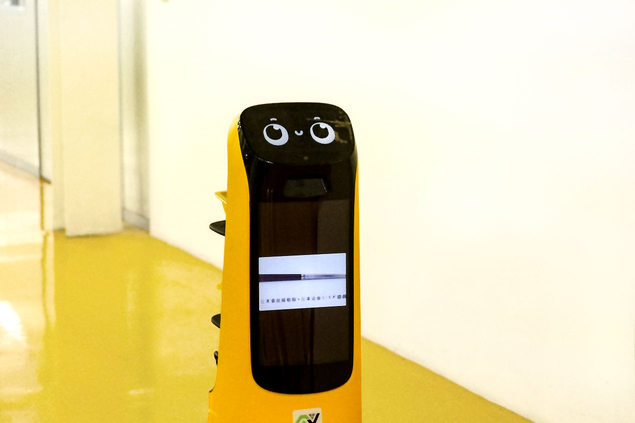 Der autonome mobile Roboter Lovebot navigiert durch einen engen Fabrikkorridor