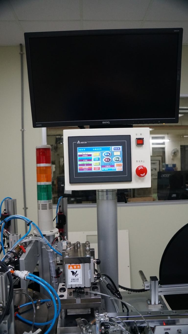 Bediener-HMI und Maschinensteuerung an der automatischen Klebelinie