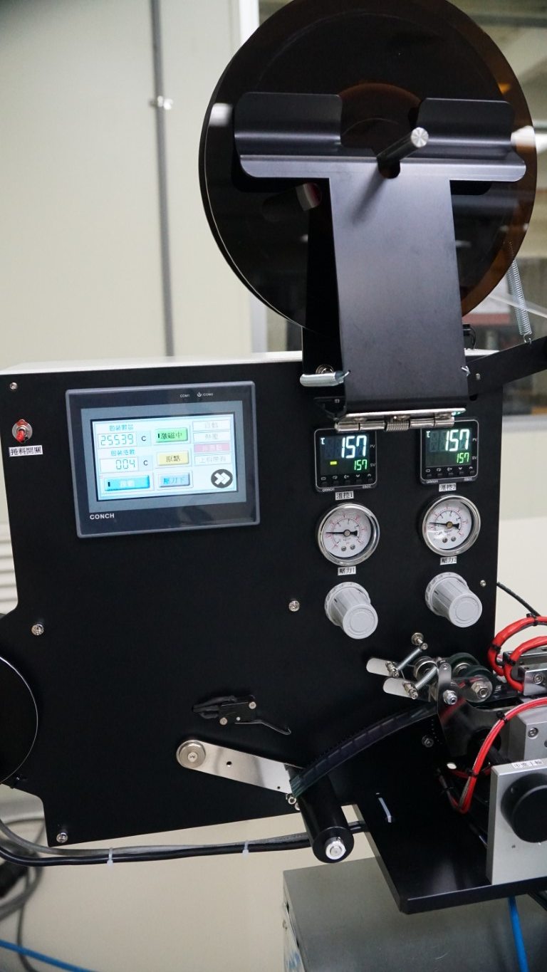 Band- und Rollenverpackungsmodul auf der automatischen Folienklebemaschine