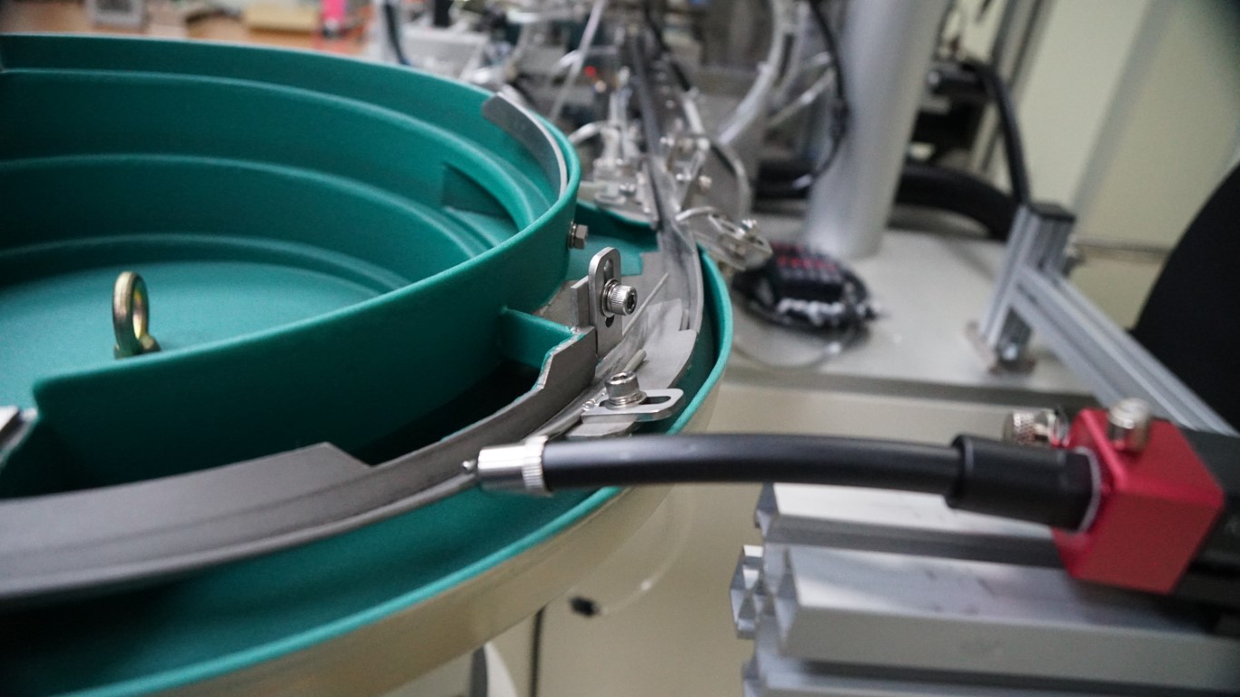 Vibrationsplatten-Zuführsystem an der automatischen Klebemaschine