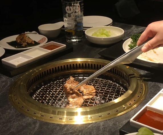 SUS304 不鏽鋼支架保持夾頭懸空,乾淨上菜。適用於烤肉、火鍋、肉類與蔬菜。