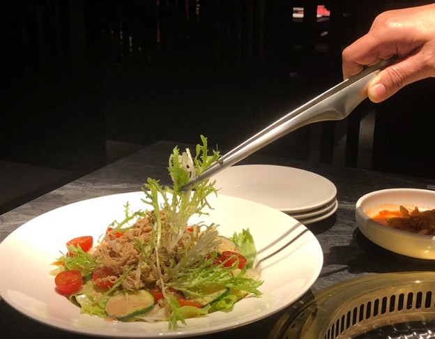 SUS304 不鏽鋼支架保持夾頭懸空,乾淨上菜。適用於烤肉、火鍋、肉類與蔬菜。