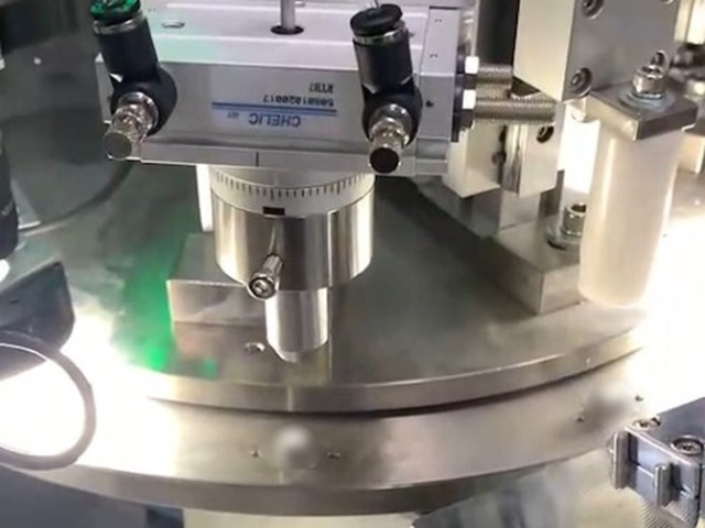 自動沖壓和貼膜