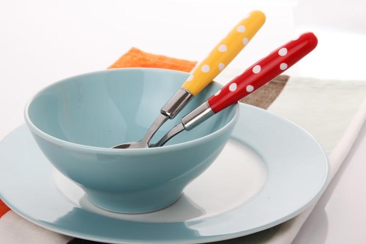 Cutlery and tableware example combining insert molding and overmolding in one product family.